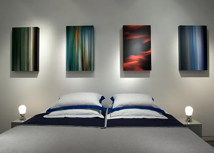 Art Gallery *